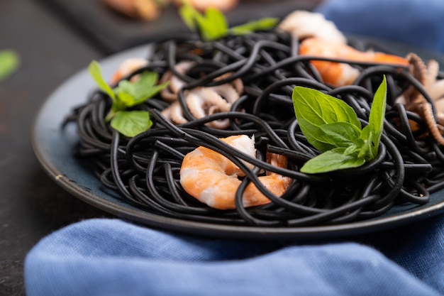 Pâtes à l'encre de seiche noire aux crevettes