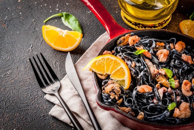 Pâtes d'encre de seiche noire aux fruits de mer