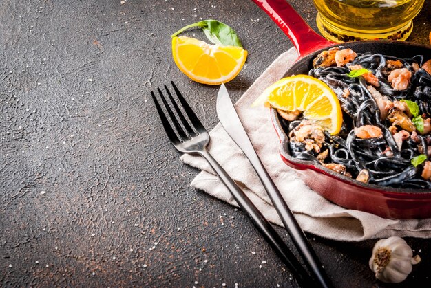 Photo pâtes d'encre de seiche noire aux fruits de mer