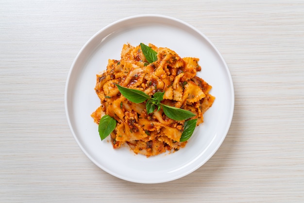 pâtes farfalle au basilic et ail à la sauce tomate - sauce italienne