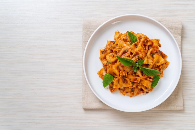 pâtes farfalle au basilic et ail à la sauce tomate - sauce italienne