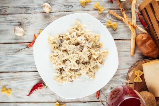 Pâtes farfalle aux champignons et sauce crémeuse