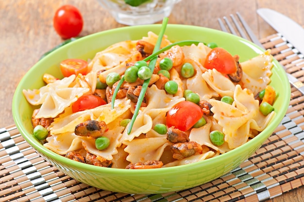 Pâtes Farfalle Aux Fruits De Mer, Tomates Cerises Et Pois Verts