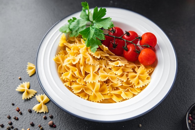 Pâtes farfalle crues ingrédient de cuisine repas sain collation sur la table copie espace nourriture