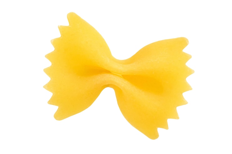 Photo pâtes farfalle crues isolées sur gros plan blanc