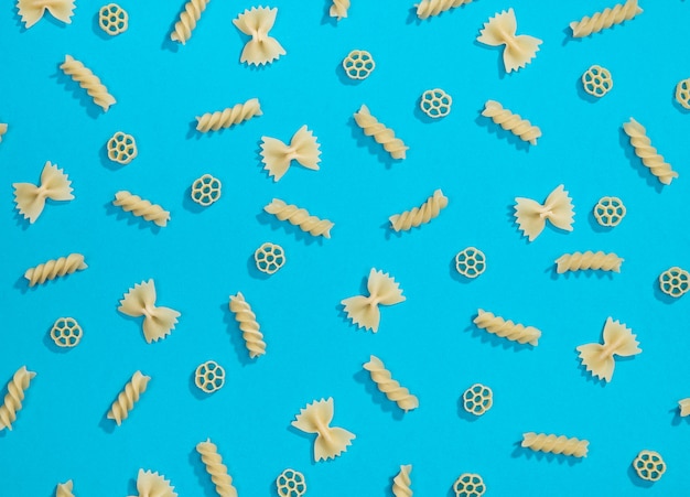 Pâtes farfalle, rotelle et fusilli à plat