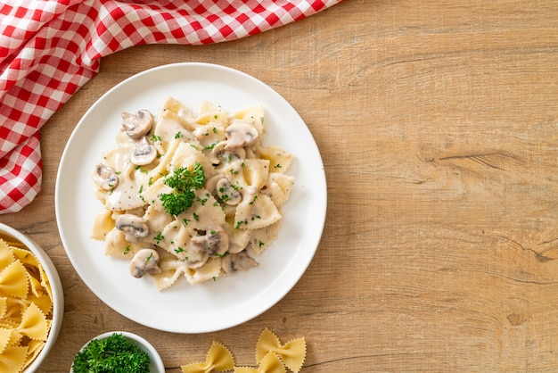 Pâtes Farfalle avec sauce crème blanche aux champignons - style cuisine italienne