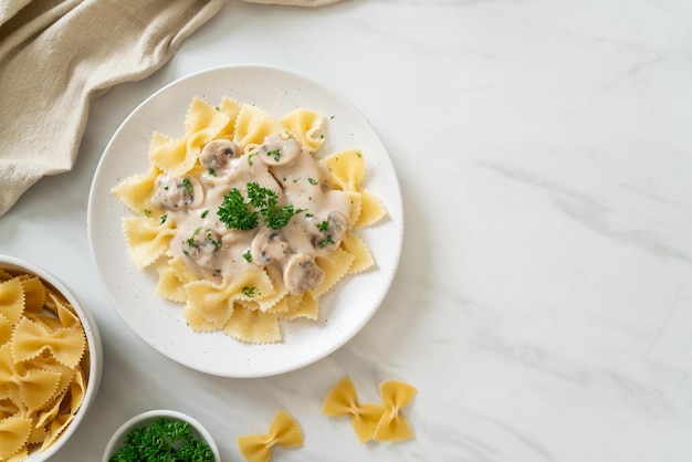 pâtes farfalle avec sauce crème blanche aux champignons - style cuisine italienne