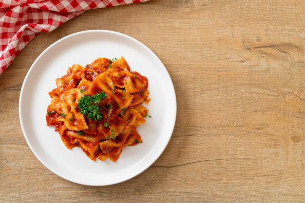 pâtes farfalle à la sauce tomate au persil. Cuisine italienne