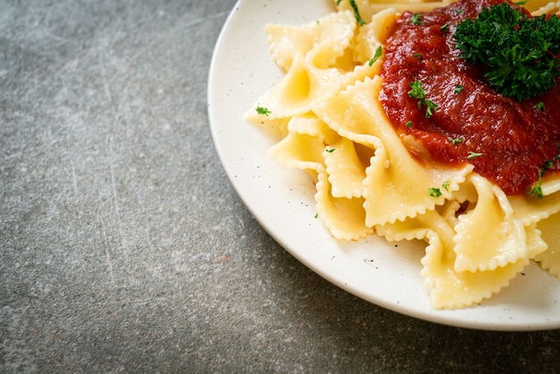 pâtes farfalle à la sauce tomate au persil