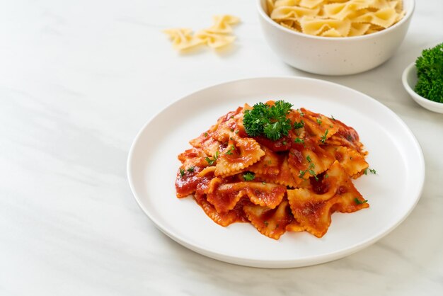 pâtes farfalle à la sauce tomate avec persil - cuisine italienne