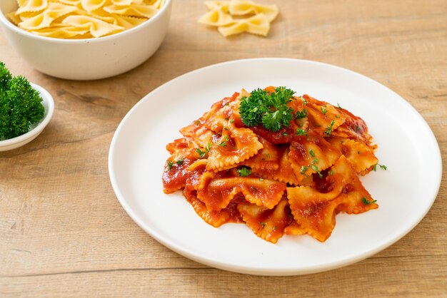 pâtes farfalle à la sauce tomate avec persil - style cuisine italienne