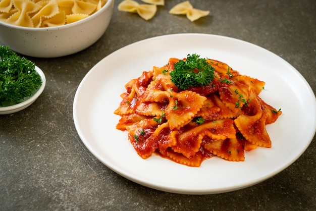 pâtes farfalle à la sauce tomate avec persil - style cuisine italienne