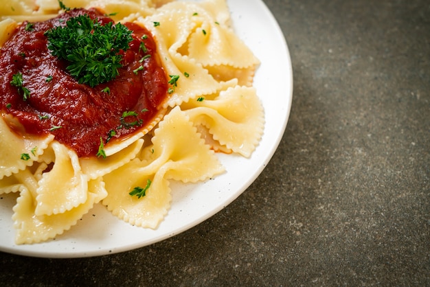 pâtes farfalle à la sauce tomate avec persil - style cuisine italienne