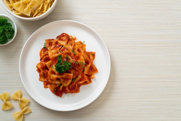 pâtes farfalle à la sauce tomate avec persil - style cuisine italienne