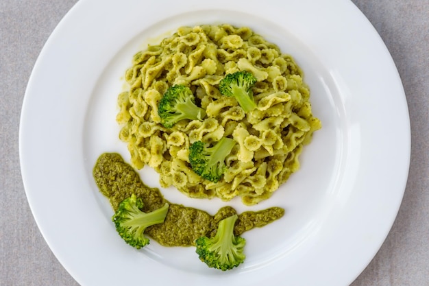 Pâtes farfallines au pesto et brocoli