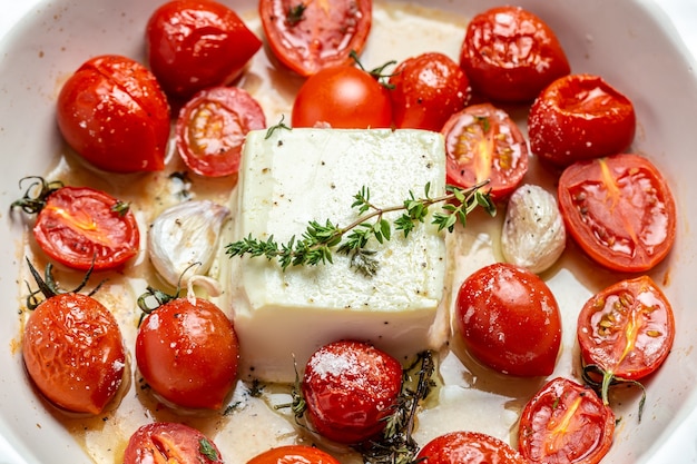 pâtes feta, tomates cerises au four et fromage feta à l'huile d'olive