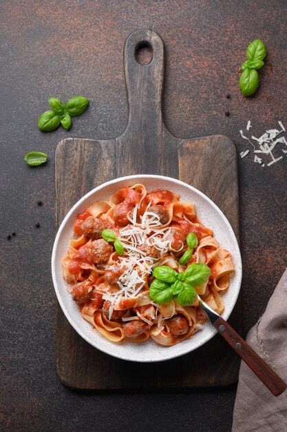 Pâtes fettuccine aux boulettes de viande et sauce tomate dans un bol