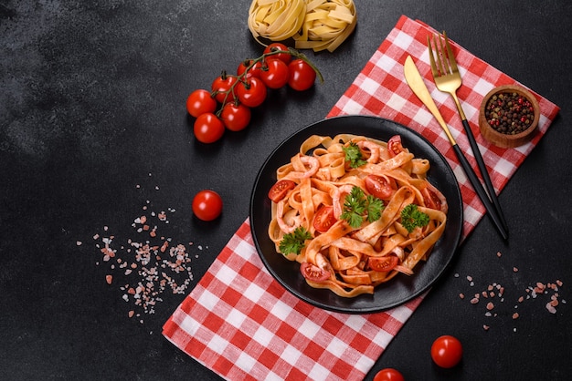 Pâtes fettuccine aux crevettes, tomates cerises, sauce, épices et herbes