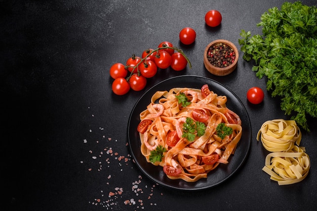 Pâtes fettuccine aux crevettes, tomates cerises, sauce, épices et herbes