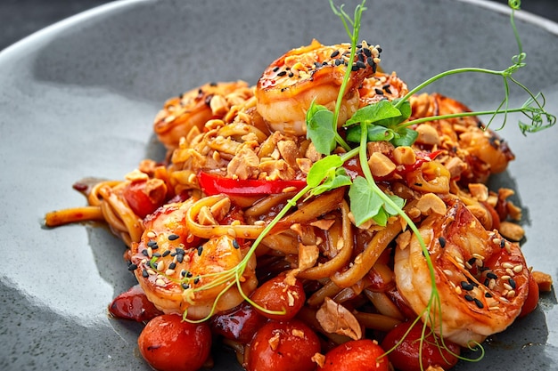 Pâtes fettuccine aux crevettes et tomates