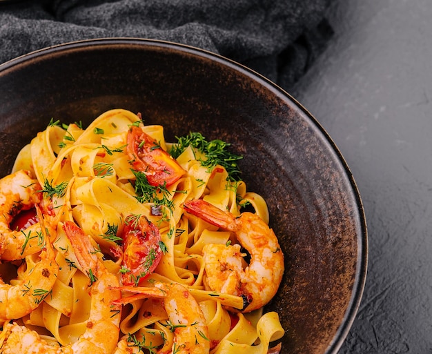 Pâtes fettuccine aux crevettes et tomates