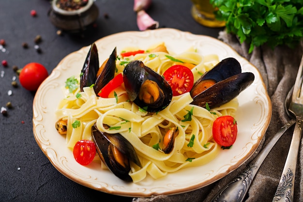 Pâtes fettuccine aux fruits de mer aux moules. Délicatesse méditerranéenne.