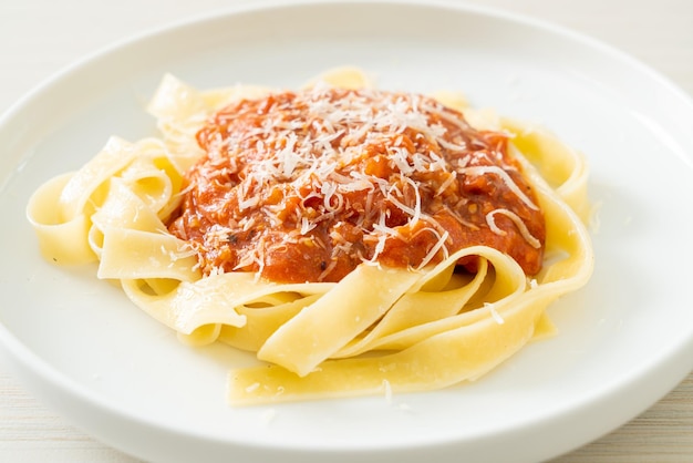 pâtes fettuccine bolognaise au porc avec du parmesan - style cuisine italienne