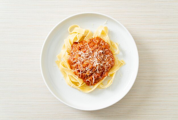 Pâtes fettuccine bolognaise de porc au parmesan