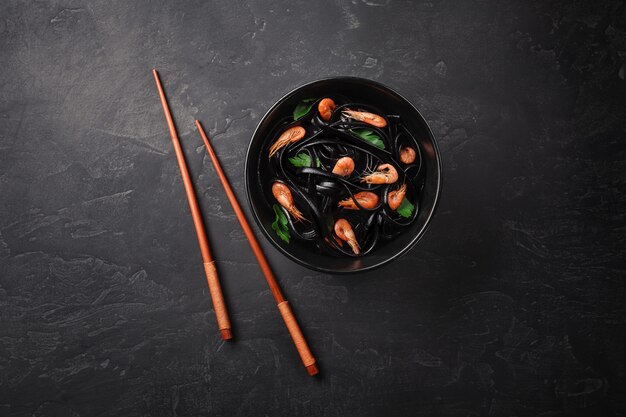 Pâtes Fettuccine à l&#39;encre de seiche noire avec crevettes ou crevettes