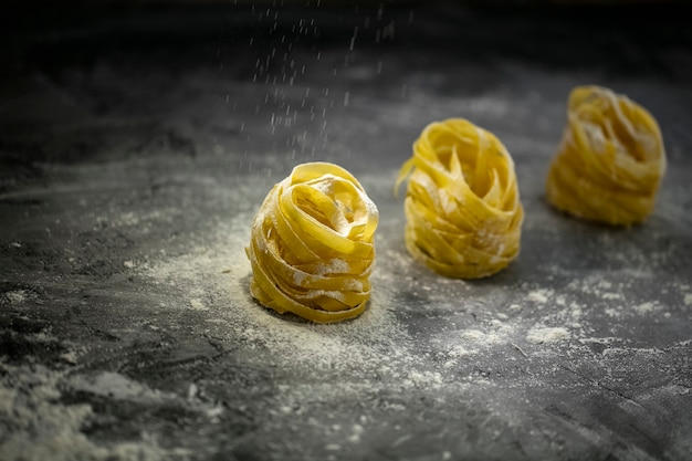 Pâtes fettuccine fraîches roulées italiennes avec farine