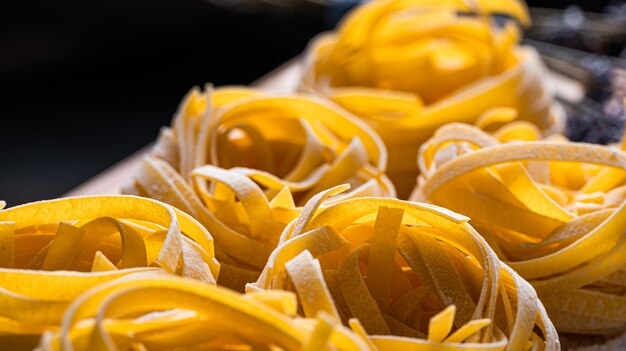 Pâtes fettuccine italiennes classiques faites à la maison selon des recettes italiennes traditionnelles