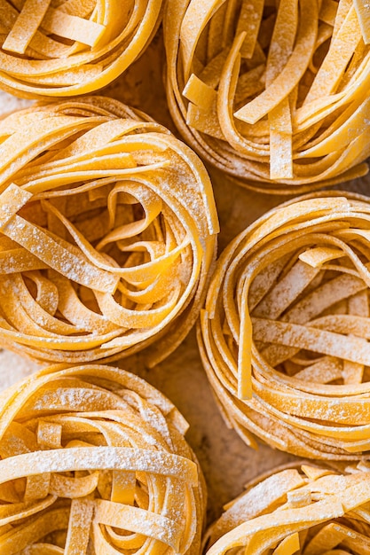 Pâtes fettuccine italiennes classiques faites à la maison selon des recettes italiennes traditionnelles