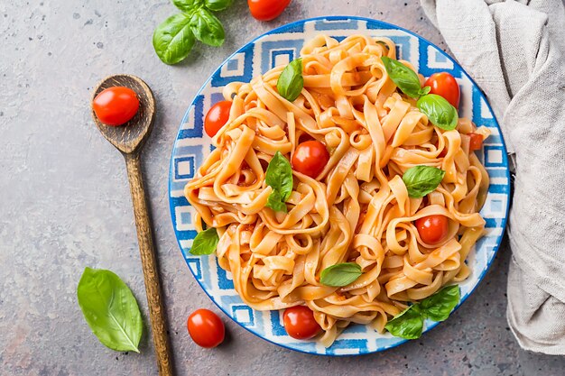 Pâtes Fettuccine à la sauce tomate et basilic dans une assiette. Vue de dessus