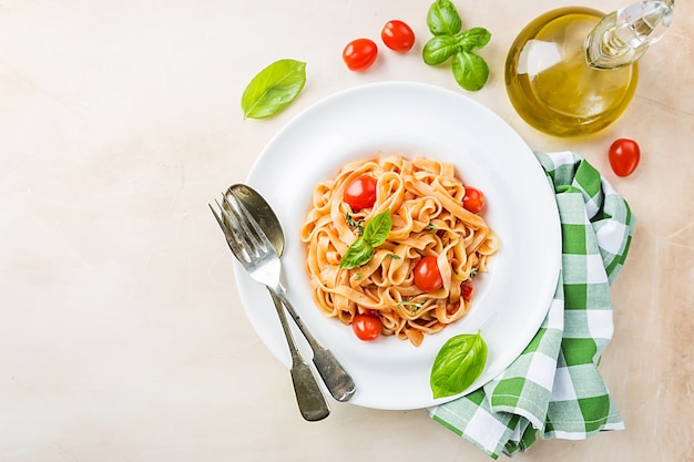 Pâtes Fettuccine à La Sauce Tomate Et Basilic Dans Une Assiette. Vue De Dessus