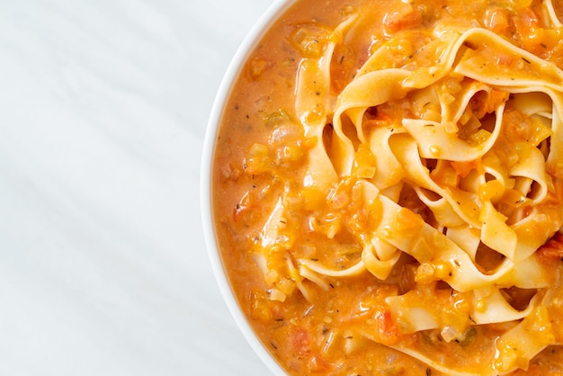 pâtes fettuccine avec sauce tomate crémeuse ou sauce rose