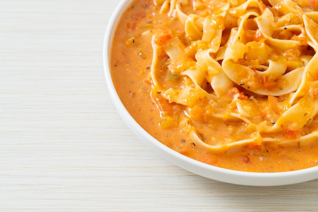 pâtes fettuccine avec sauce tomate crémeuse ou sauce rose