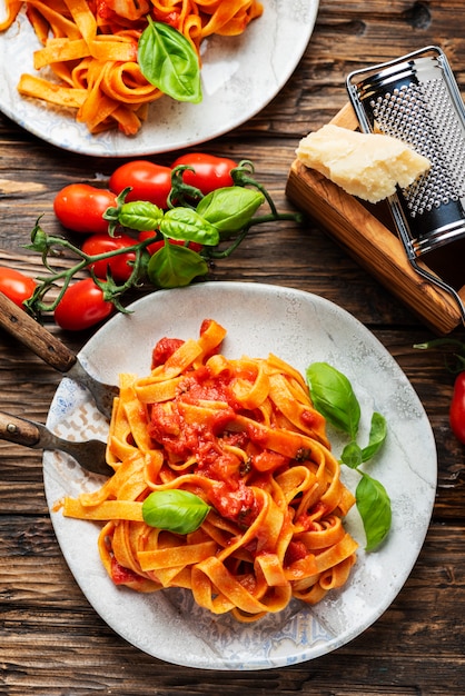 Pâtes fettuccine à la tomate et au basilic