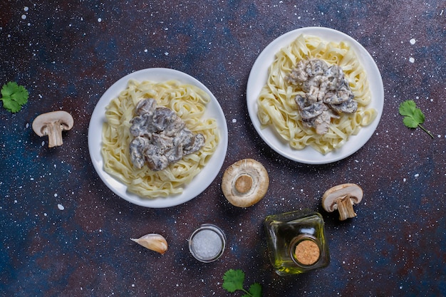 Pâtes fettucine au poulet et champignons, vue de dessus