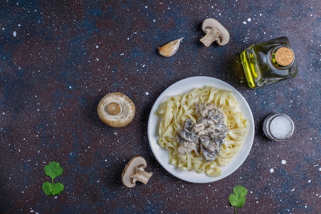 Pâtes fettucine au poulet et champignons, vue de dessus