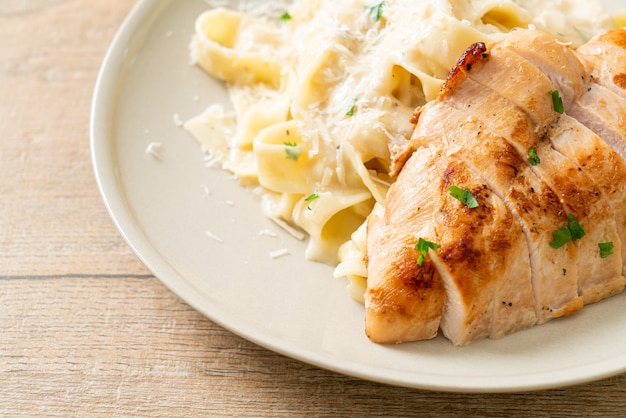 pâtes fettucine maison sauce crémeuse blanche avec poulet grillé