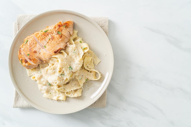 pâtes fettucine maison sauce crémeuse blanche avec poulet grillé