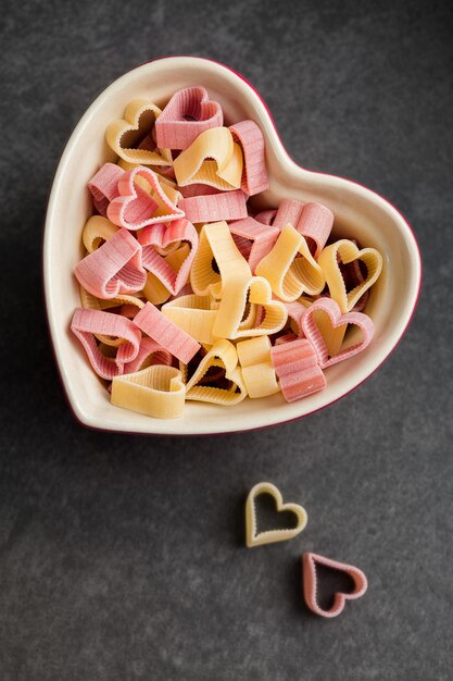 Pâtes en forme de coeur rouge et jaune