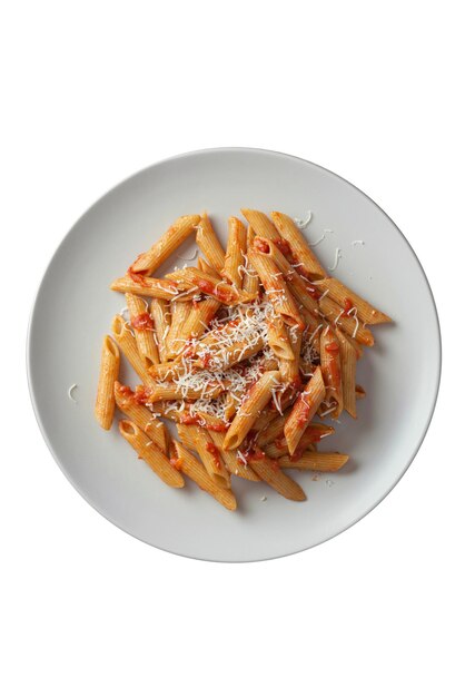 Pâtes sur une fourchette avec tomates et fromage dans une assiette sur fond gris