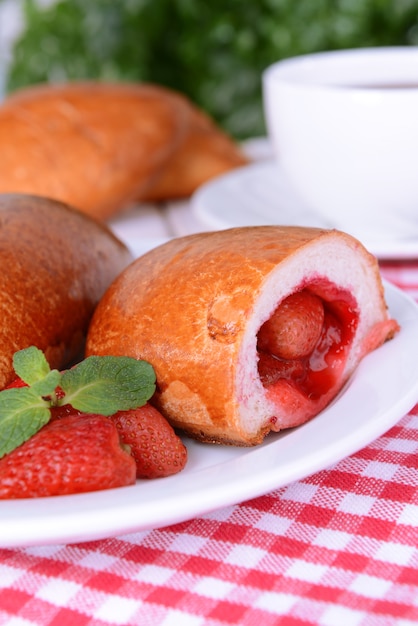 Pâtés frais aux fraises sur plaque sur table close-up