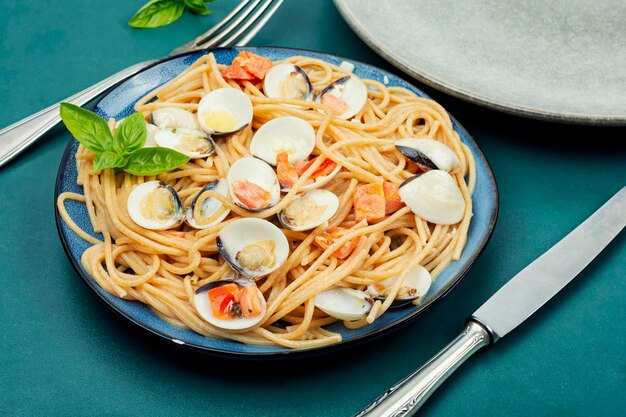 Pâtes de fruits de mer avec palourdes et spaghettis Cuisine italienne saine