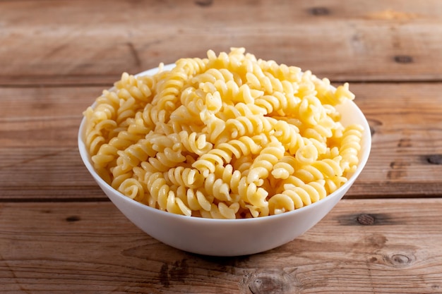 Pâtes fusilli en assiette sur une table