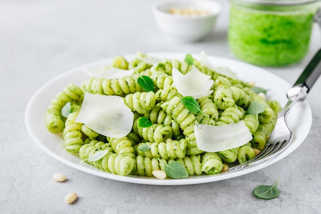 Pâtes fusilli au pesto avec pignons de pin, feuilles de basilic et parmesan