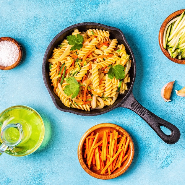 Pâtes fusilli aux courgettes et carottes