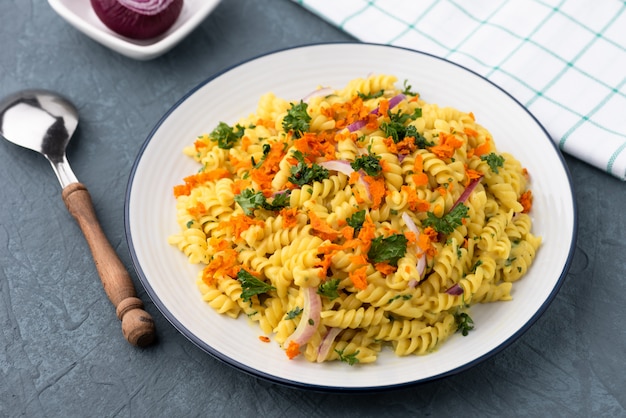 Pâtes fusilli aux légumes à la sauce aux herbes